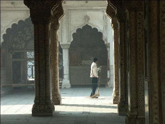 Pict0609 Man Sweeping Red Fort Delhi