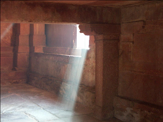 Pict3694 Light Khwabgah Fatehpur Sikri