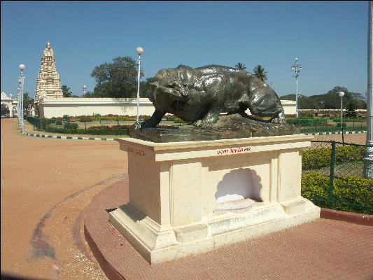 Pict1126 Statue Maharajas Amba Vilas Palace Mysore