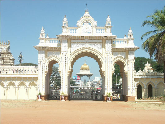 Pict1131 Gate Maharajas Amba Vilas Palace Mysore