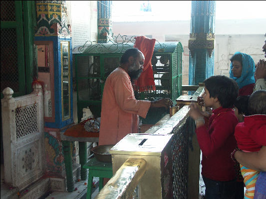 Pict2566 Offering Brahma Temple Pushkar